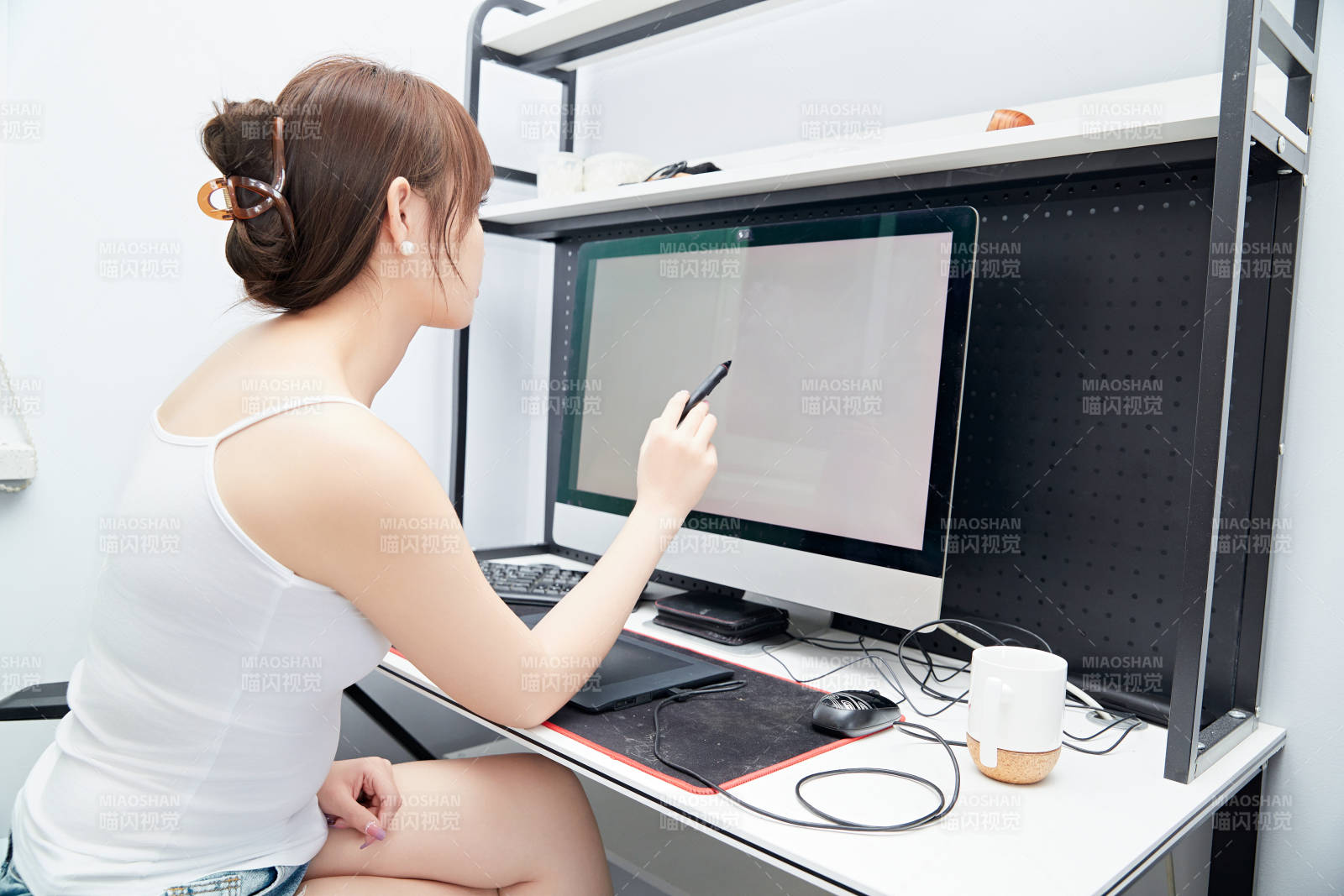 居家在电脑前工作的亚洲少女图片