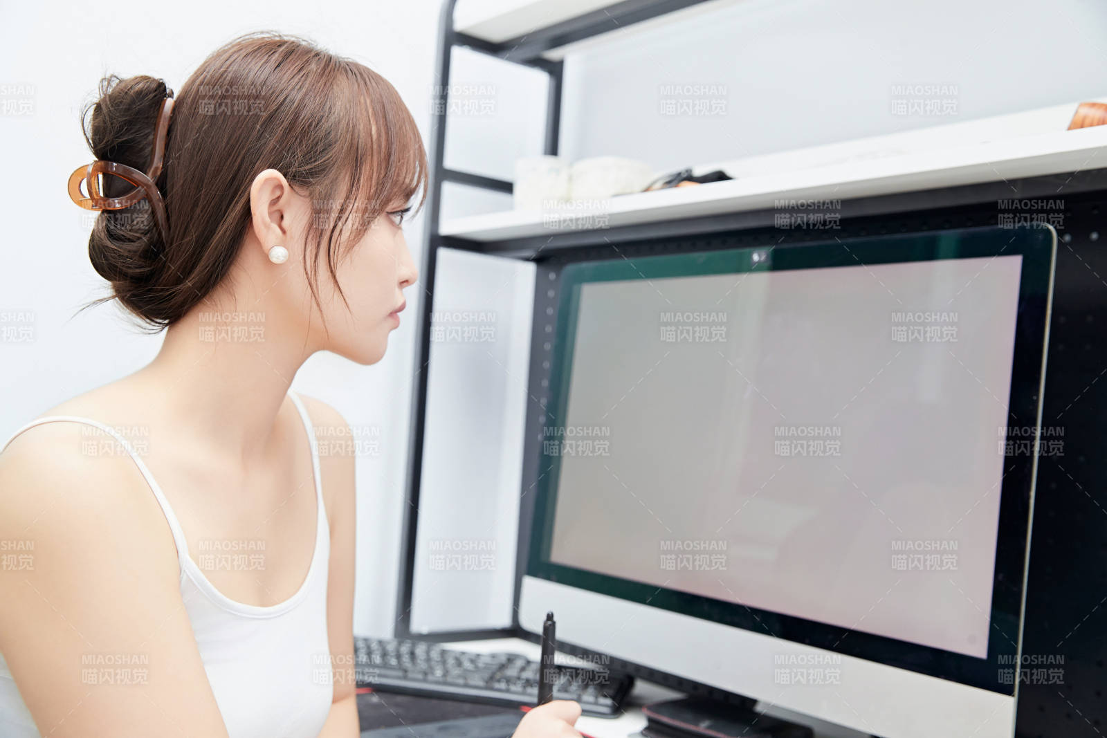 居家在电脑前工作的亚洲少女图片