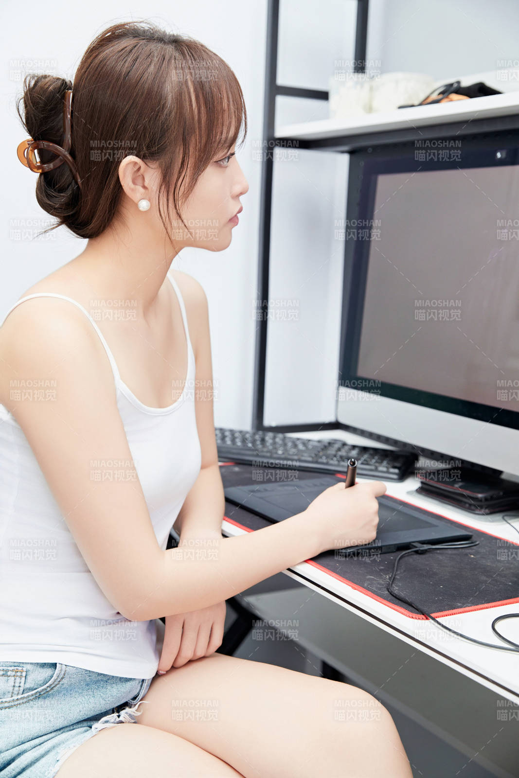 居家在电脑前工作的亚洲少女图片