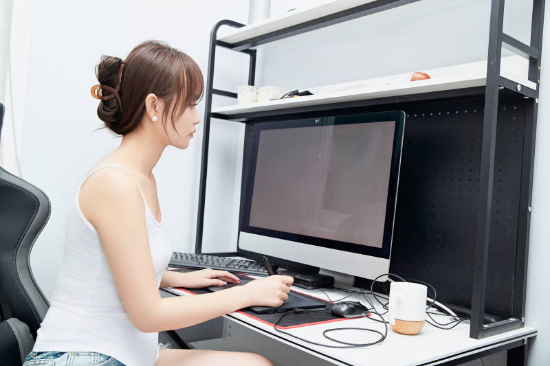 居家在电脑前工作的亚洲少女图片