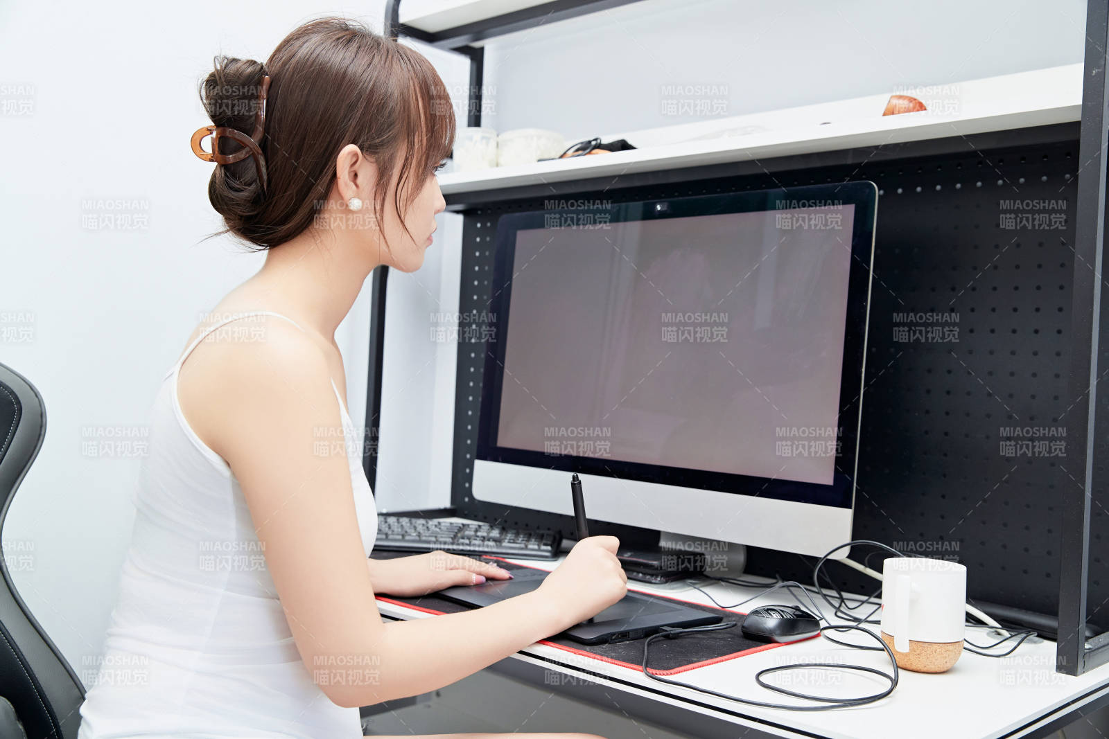 居家在电脑前工作的亚洲少女图片