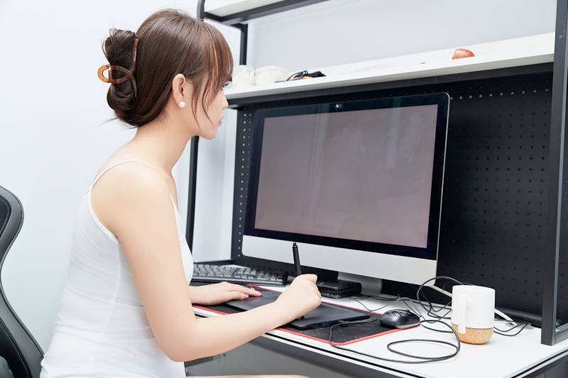 居家在电脑前工作的亚洲少女图片