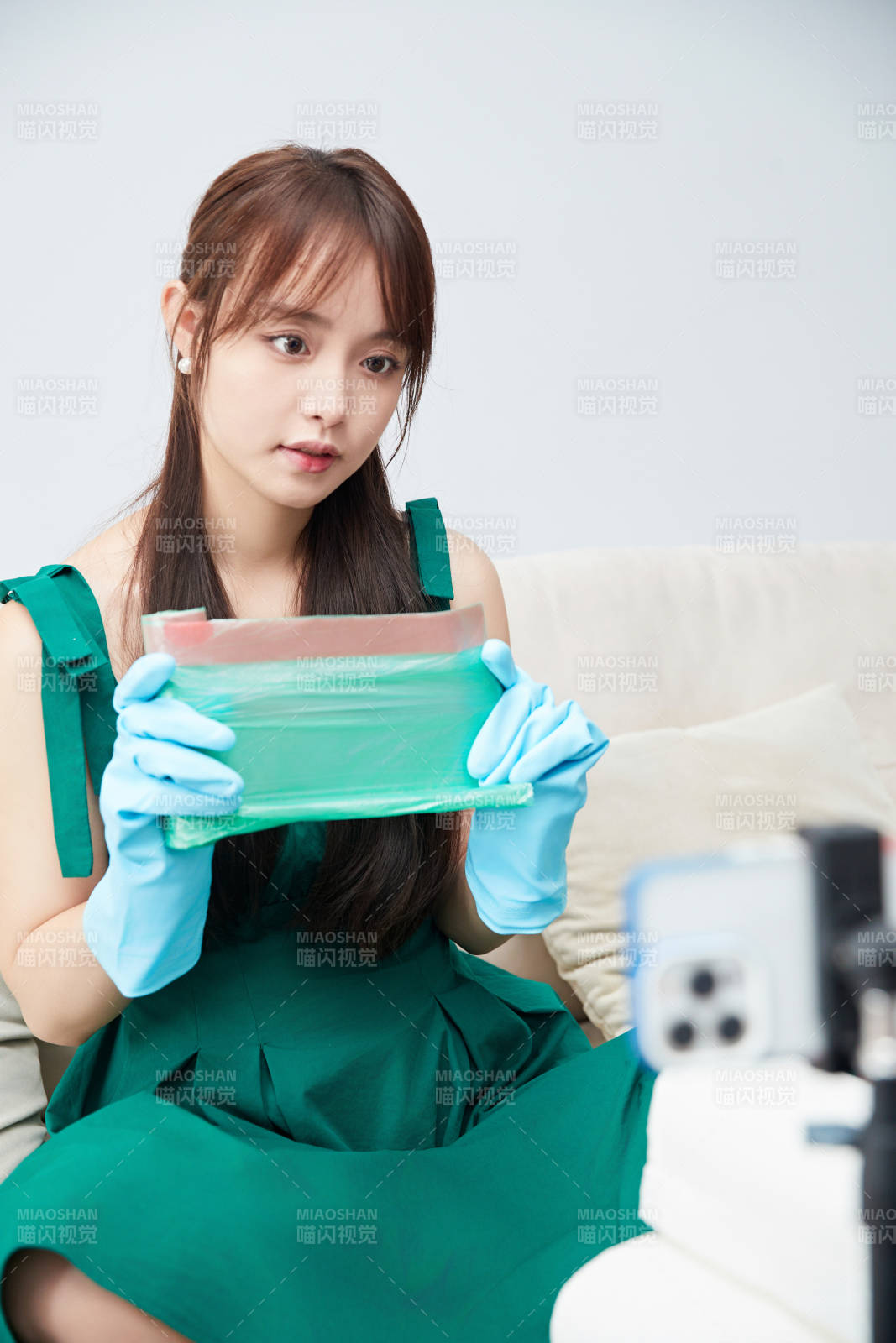 正在进行网络直播带货的美女主播图片