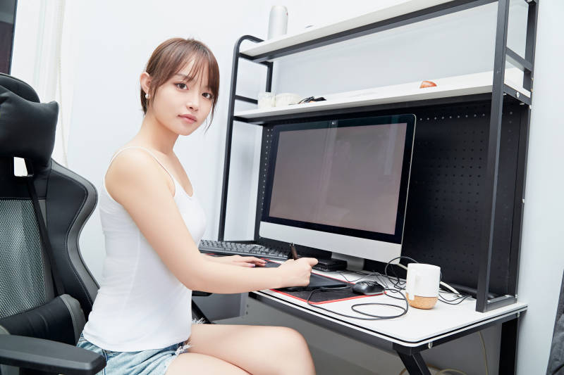 居家在电脑前工作的亚洲少女图片