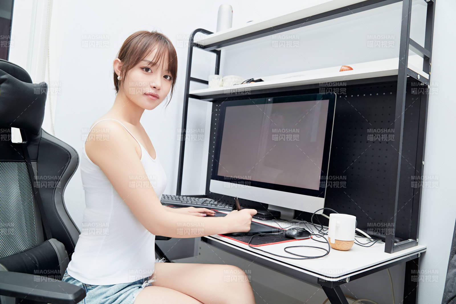 居家在电脑前工作的亚洲少女图片