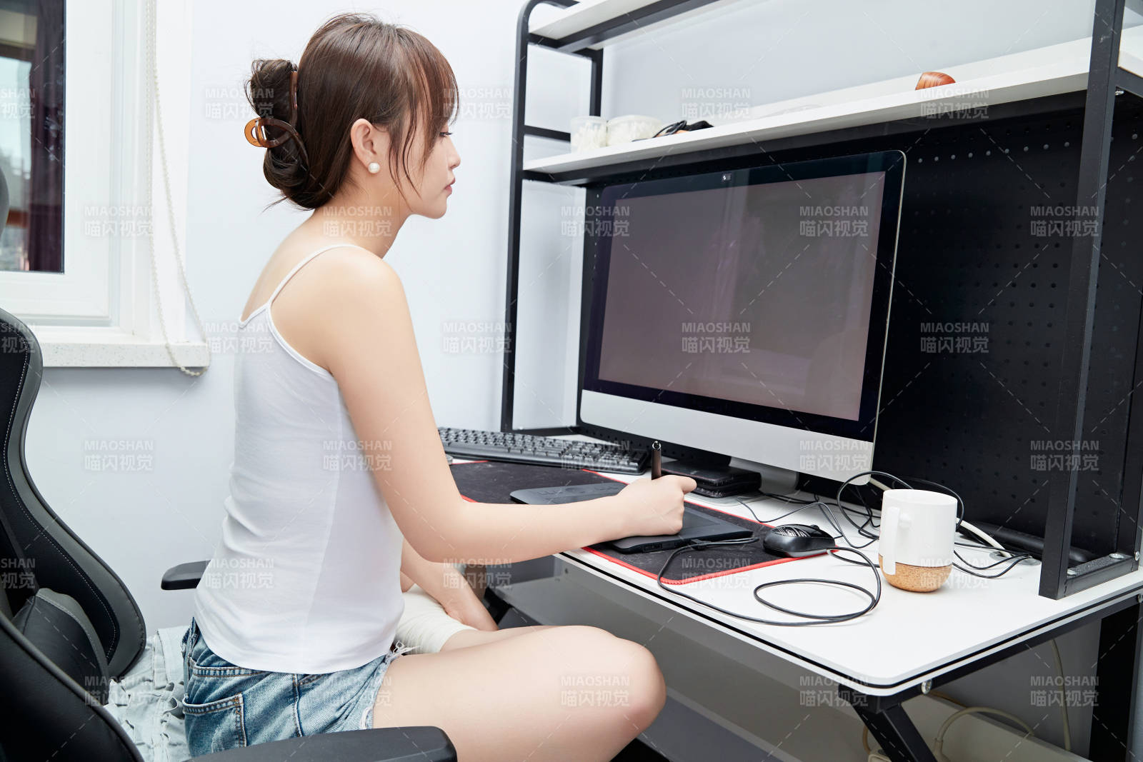 居家在电脑前工作的亚洲少女图片