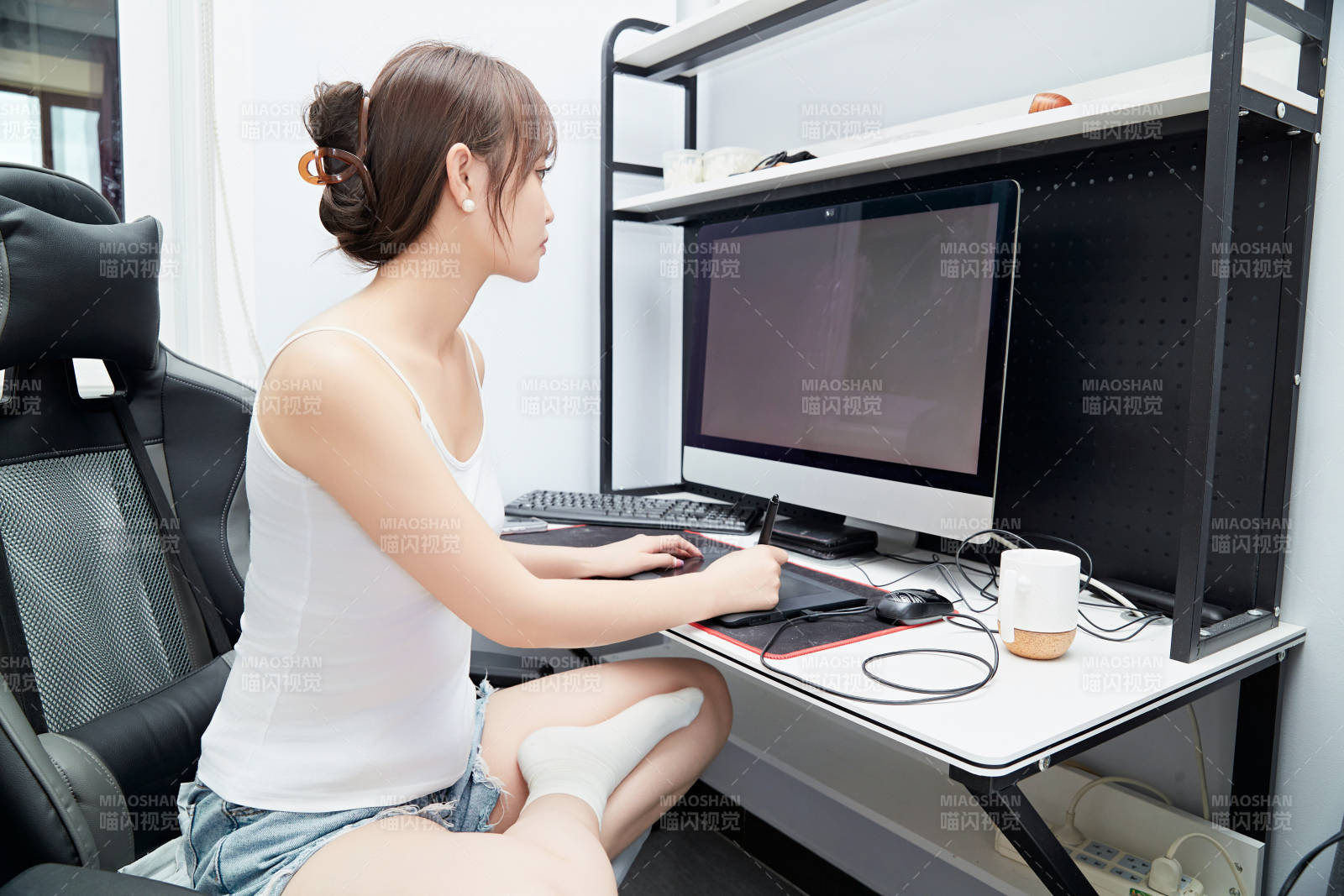 居家在电脑前工作的亚洲少女图片