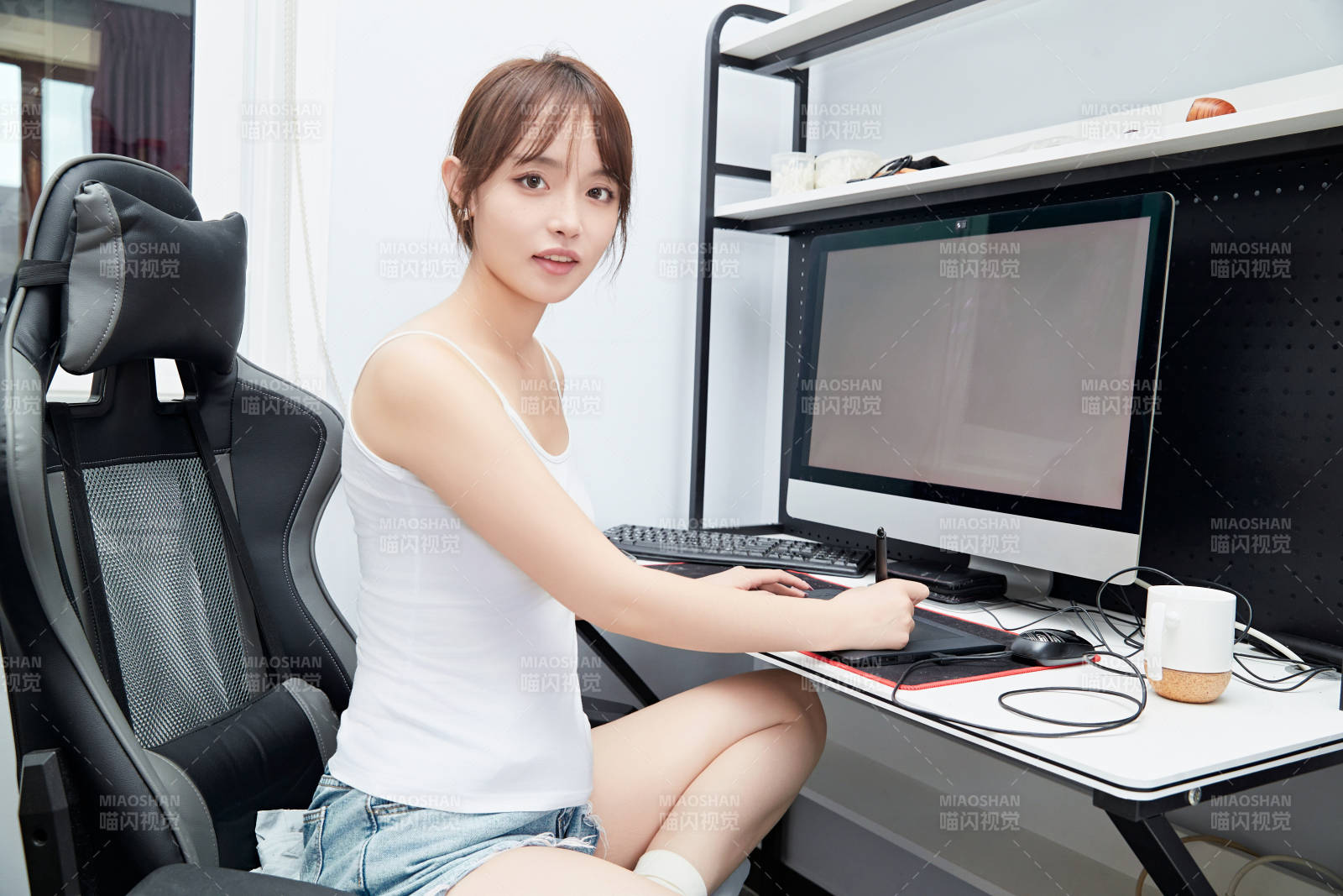 居家在电脑前工作的亚洲少女图片