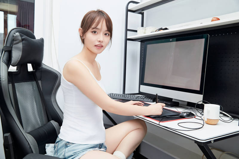 居家在电脑前工作的亚洲少女图片