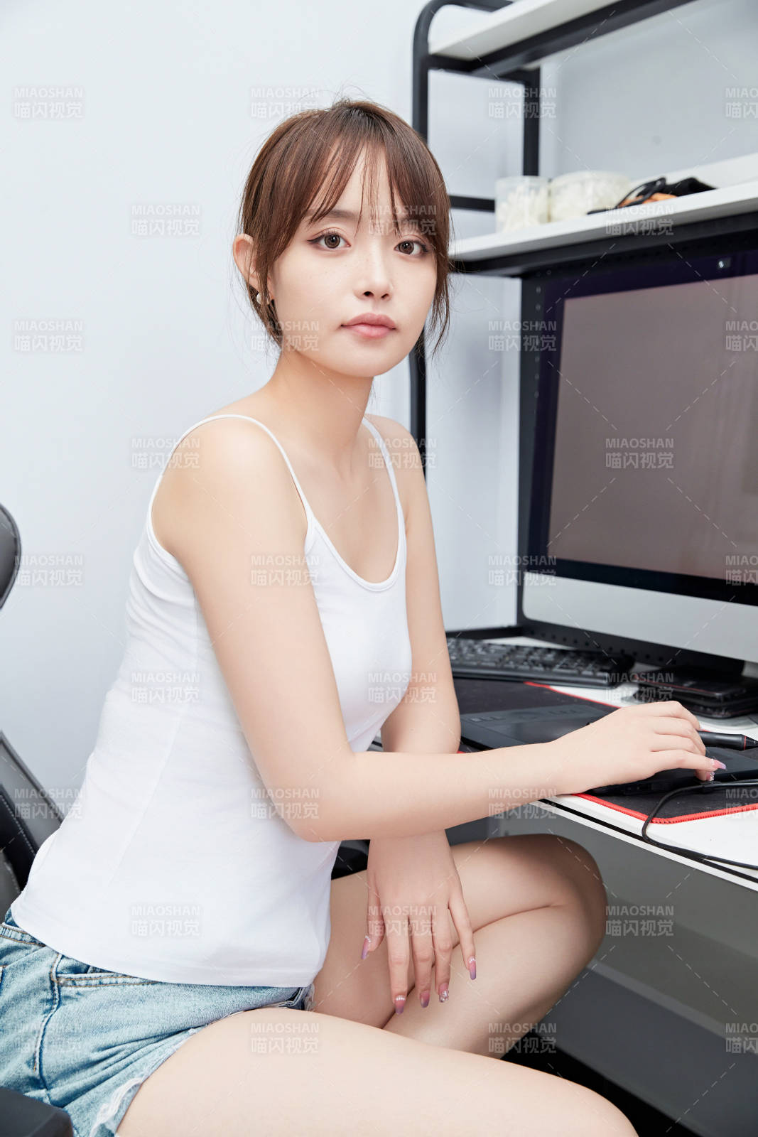 居家在电脑前工作的亚洲少女图片