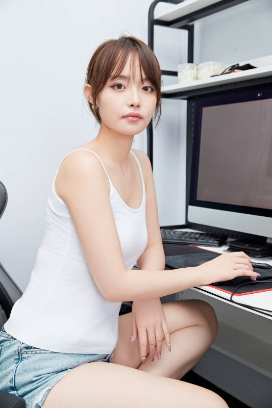 居家在电脑前工作的亚洲少女图片