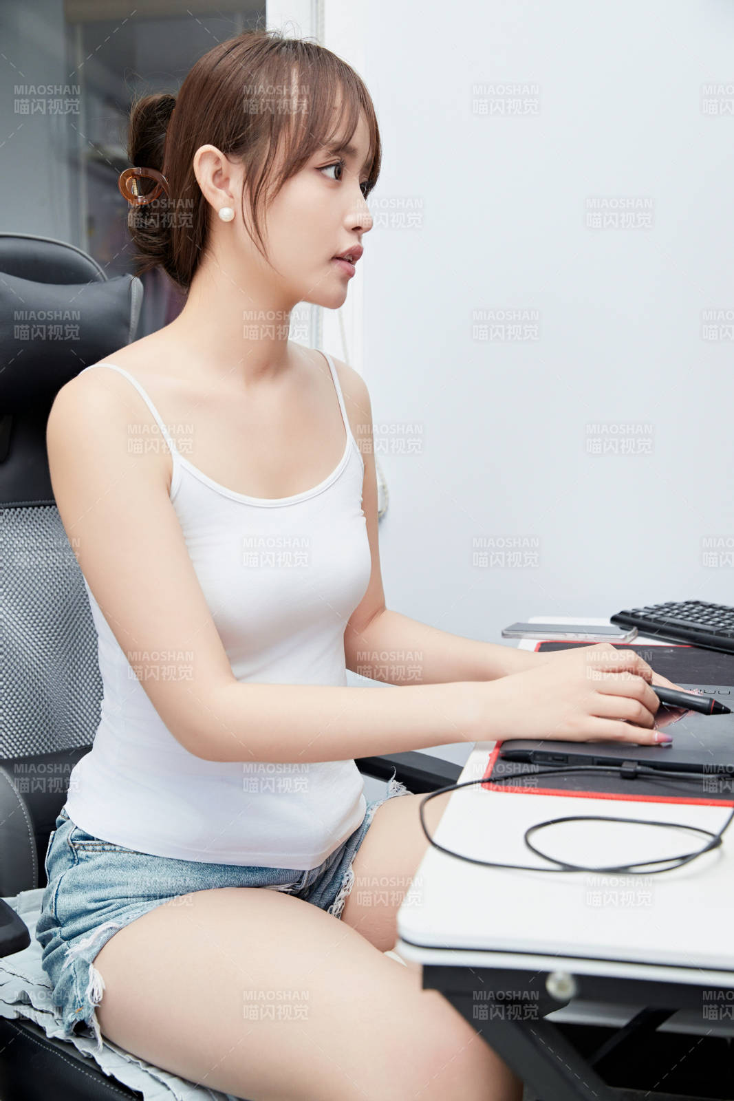 居家在电脑前工作的亚洲少女图片