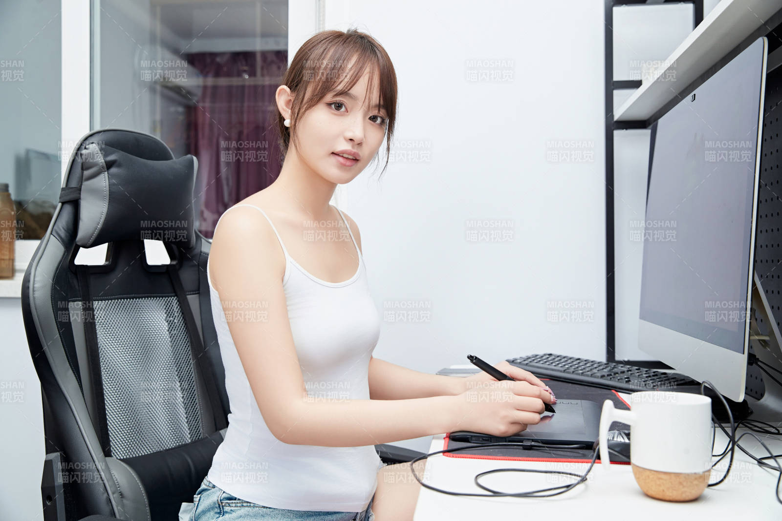 居家在电脑前工作的亚洲少女图片