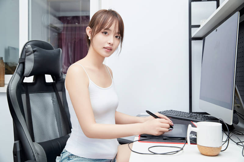 居家在电脑前工作的亚洲少女图片