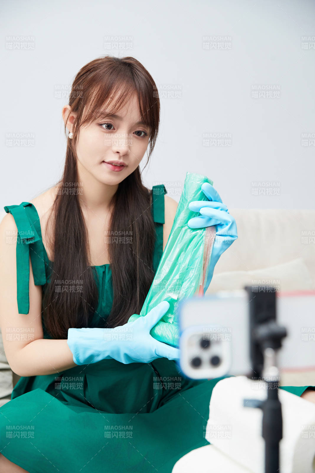 正在进行网络直播带货的美女主播图片