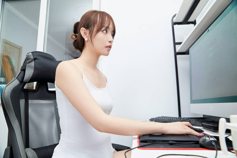 居家在电脑前工作的亚洲少女图片