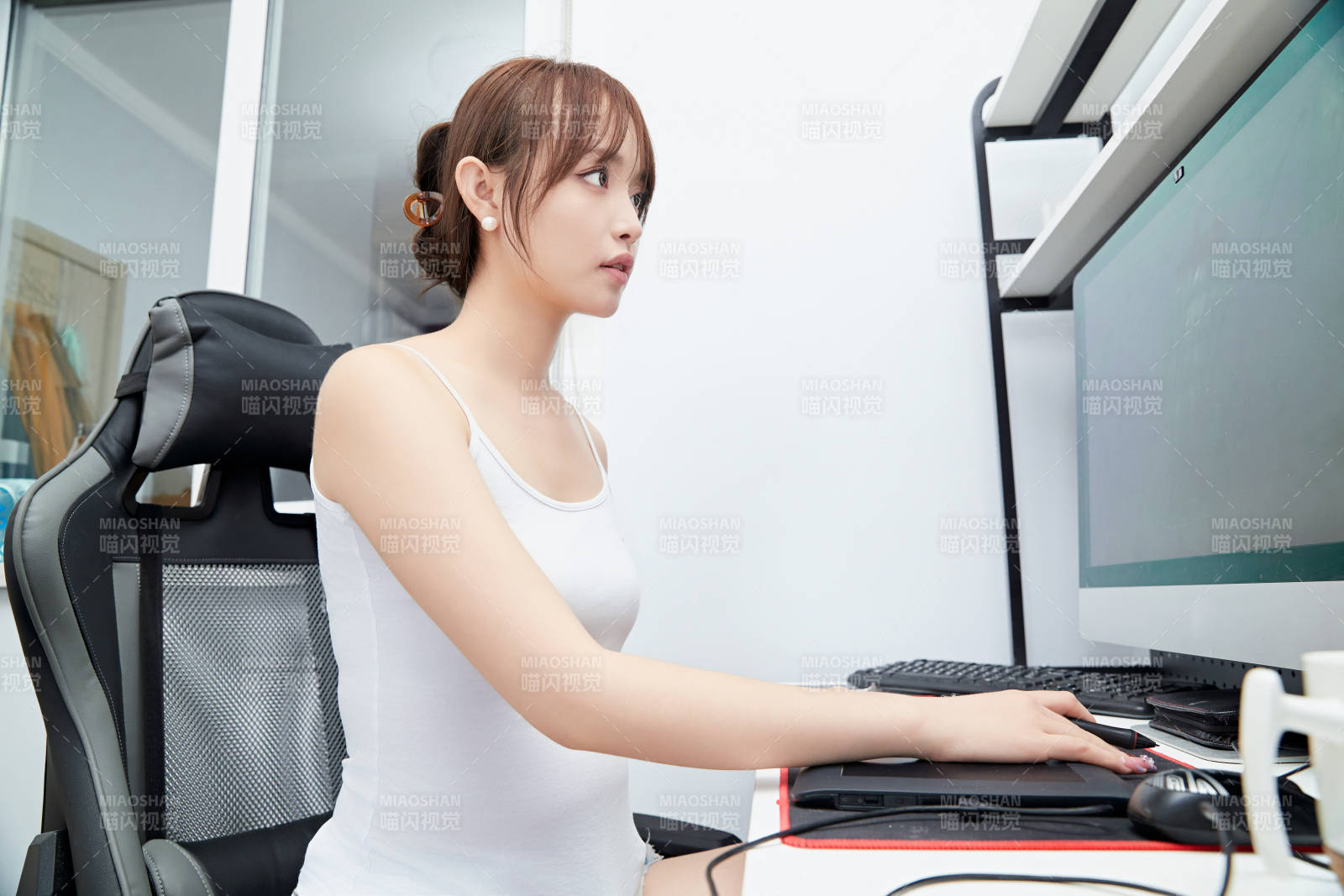 居家在电脑前工作的亚洲少女图片