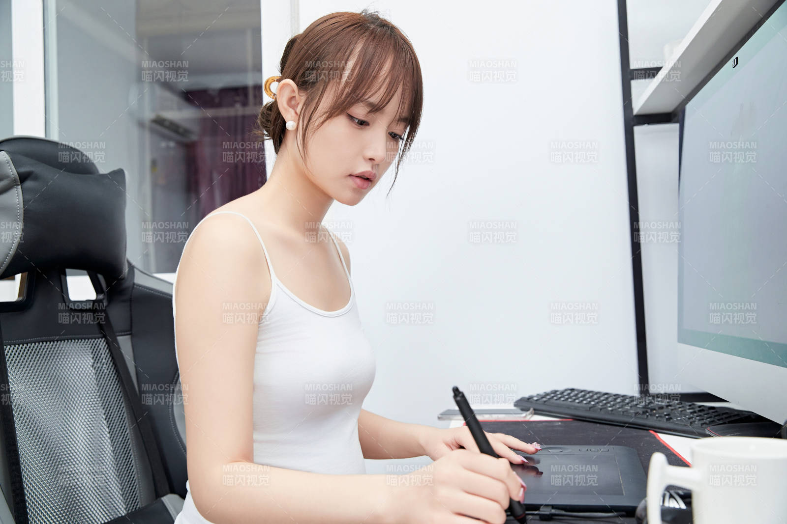 居家在电脑前工作的亚洲少女图片