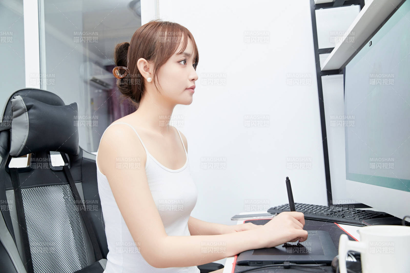 居家在电脑前工作的亚洲少女图片