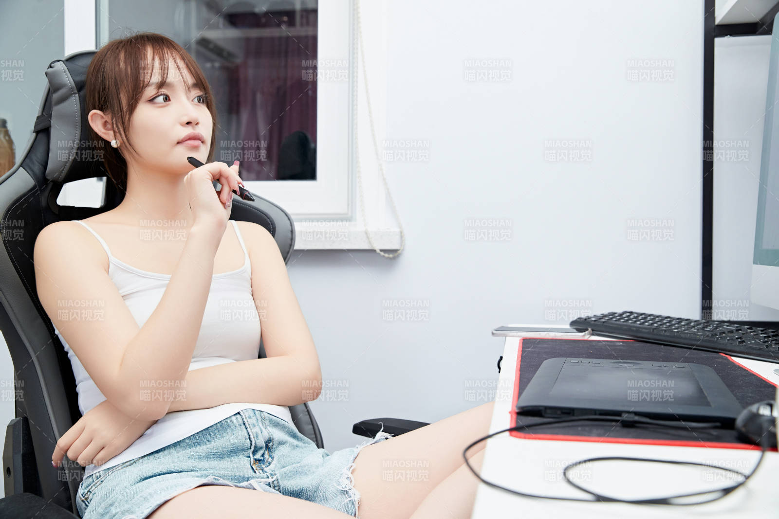 居家在电脑前工作的亚洲少女图片