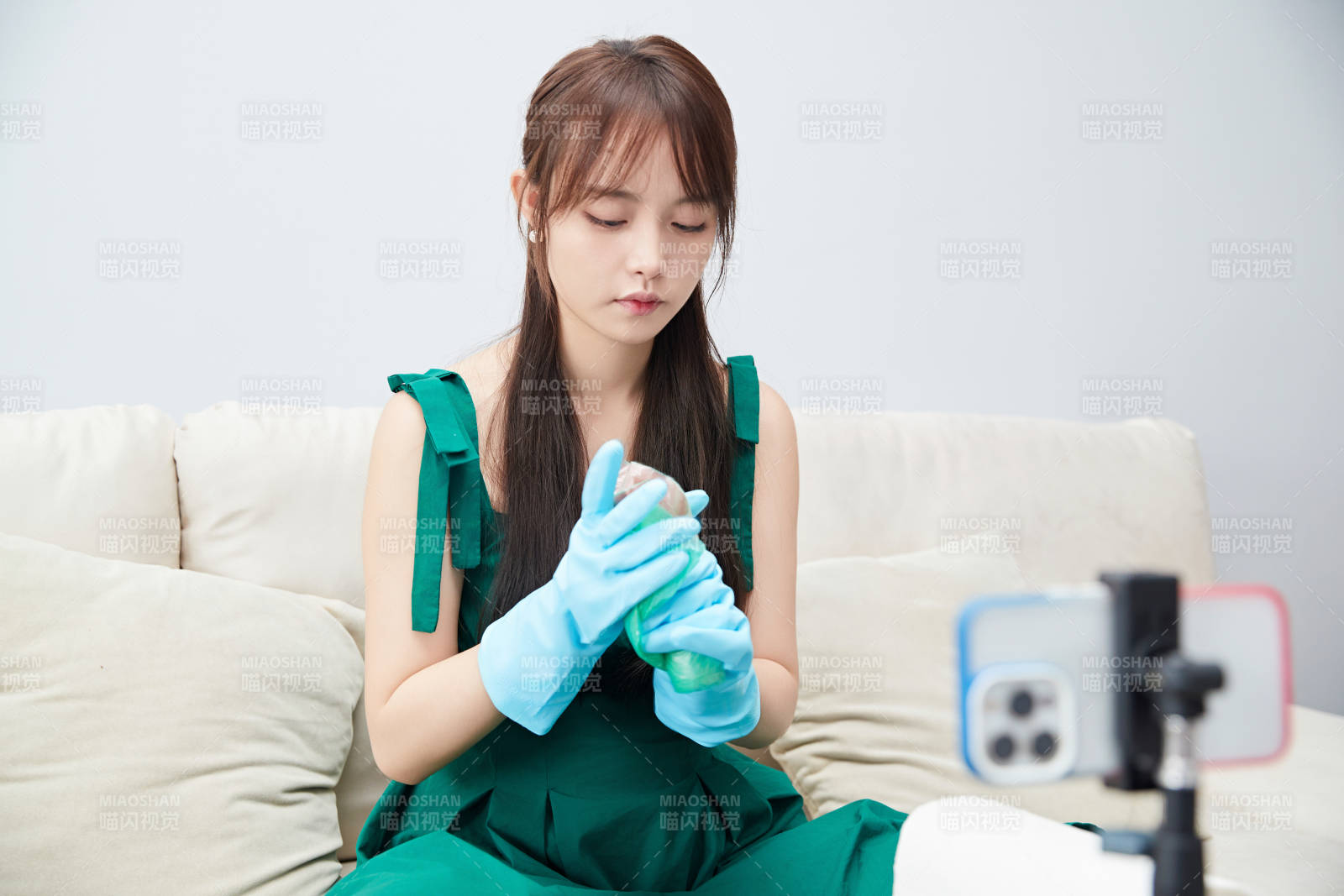 正在进行网络直播带货的美女主播图片