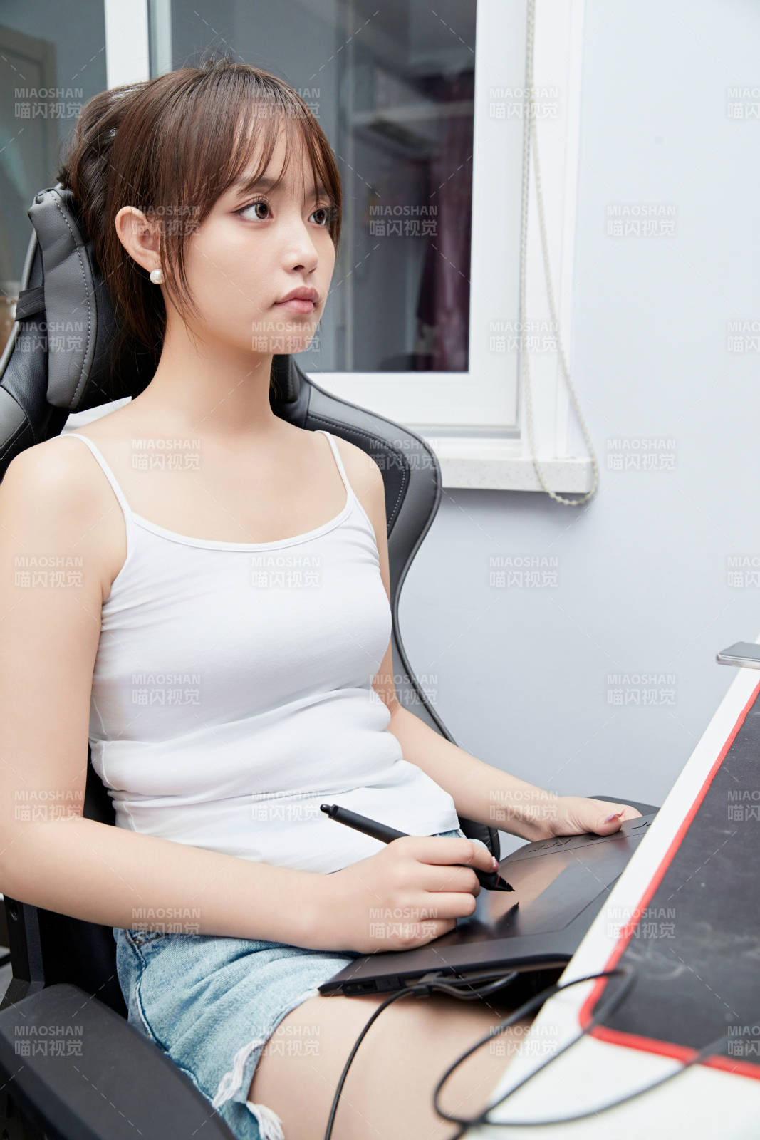 居家在电脑前工作的亚洲少女图片