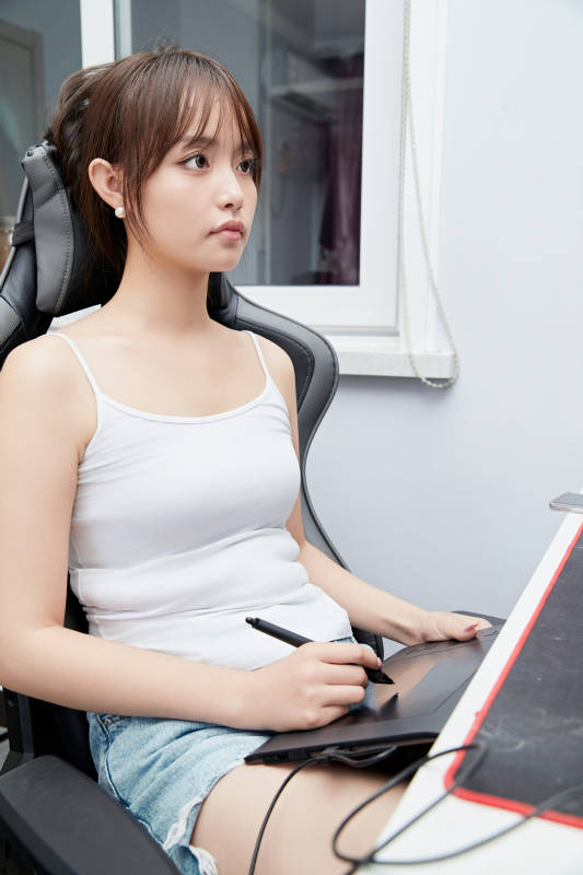 居家在电脑前工作的亚洲少女图片