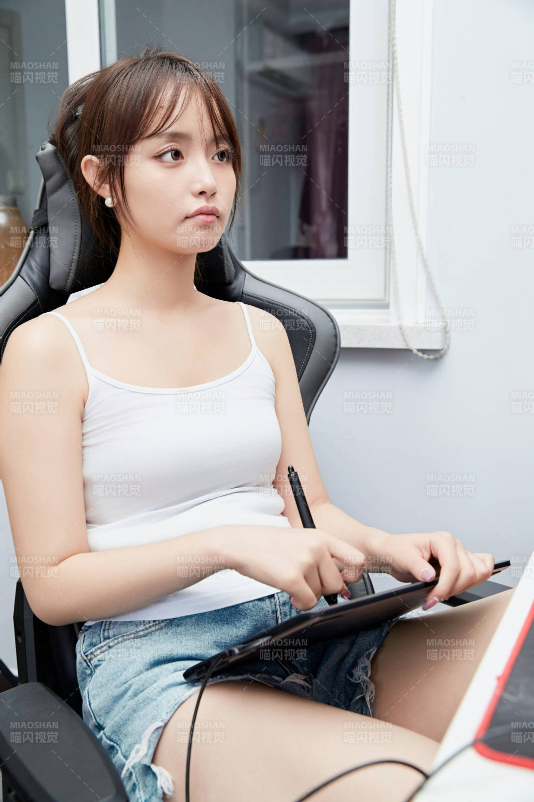 居家在电脑前工作的亚洲少女图片