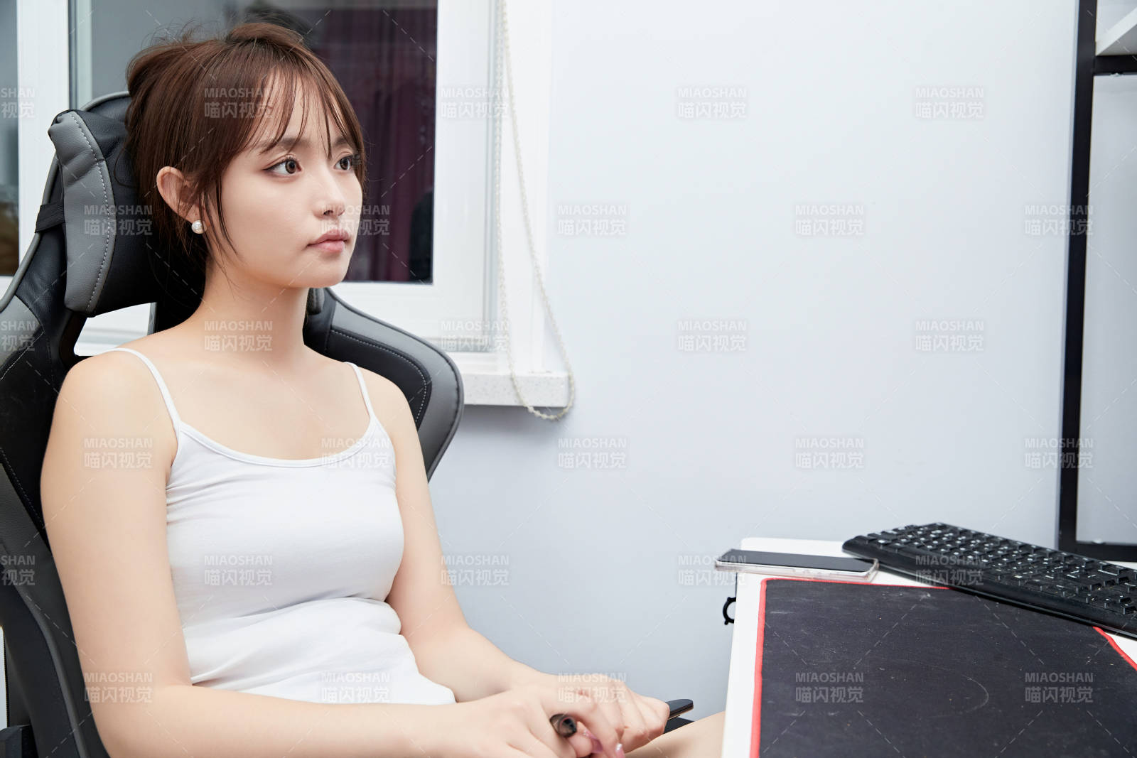 居家在电脑前工作的亚洲少女图片