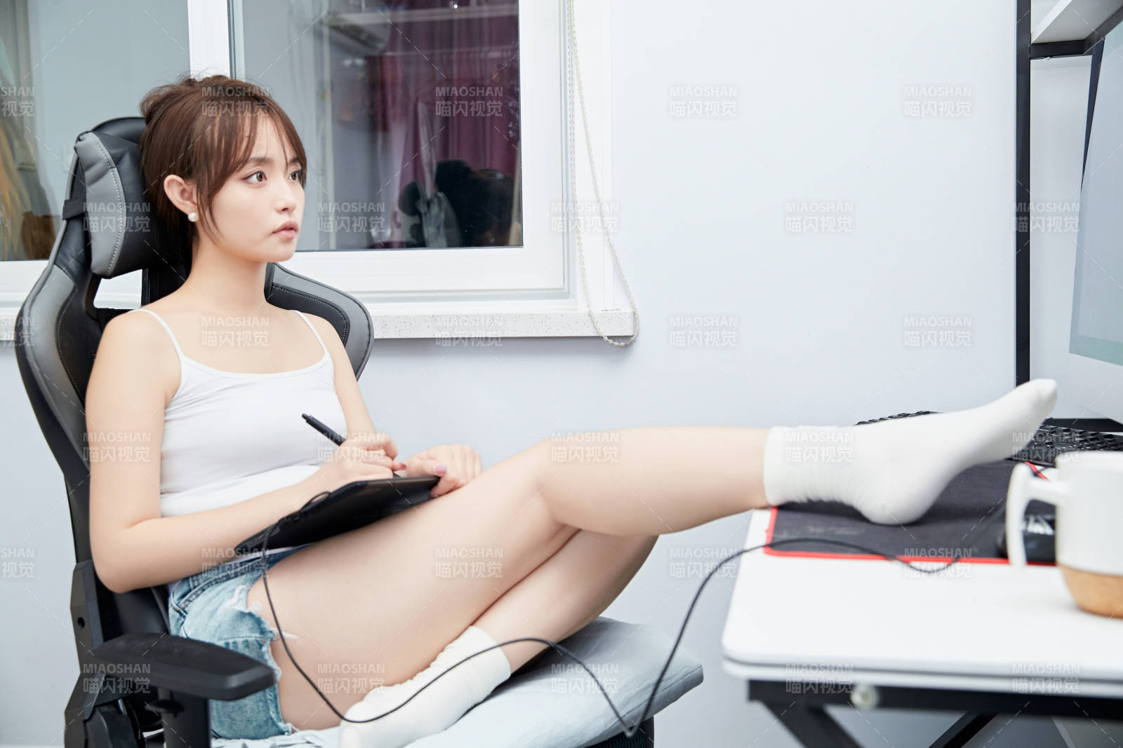 居家在电脑前工作的亚洲少女图片