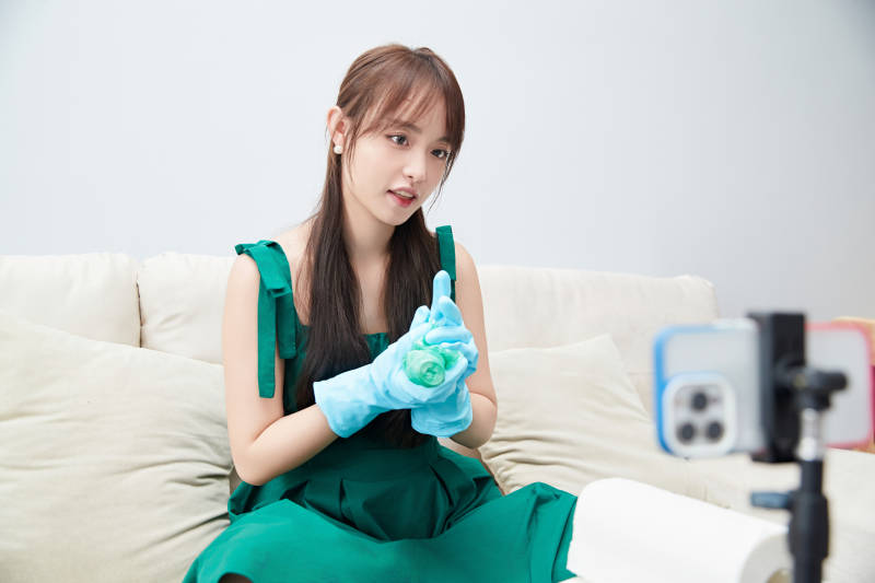 正在进行网络直播带货的美女主播图片