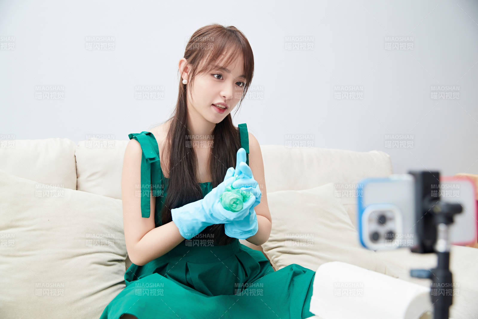 正在进行网络直播带货的美女主播图片