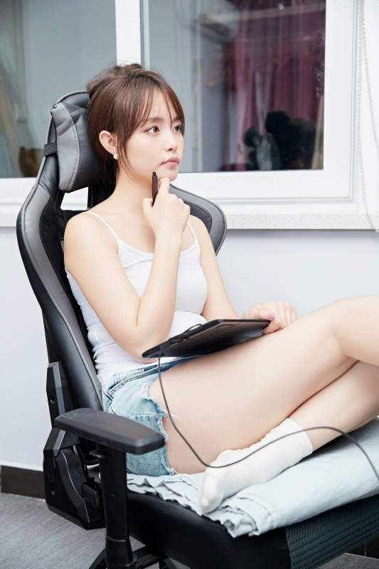 居家在电脑前工作的亚洲少女图片