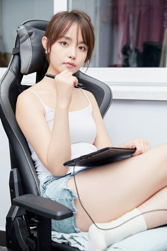 居家在电脑前工作的亚洲少女图片