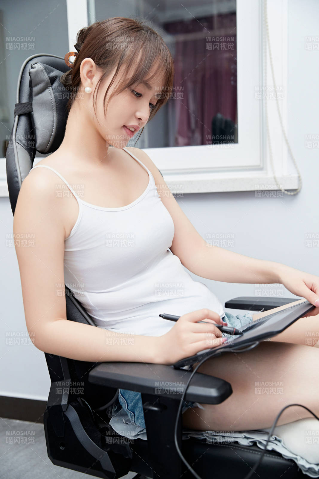 居家在电脑前工作的亚洲少女图片