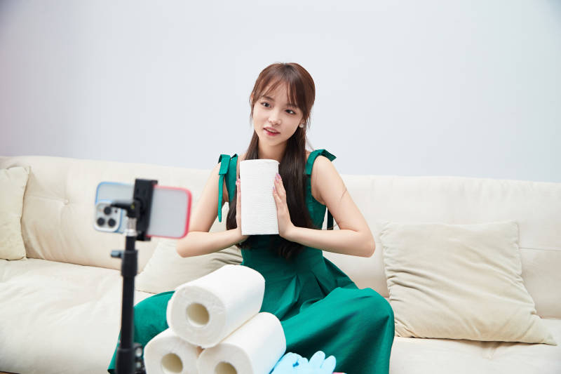 正在进行网络直播带货的美女主播图片