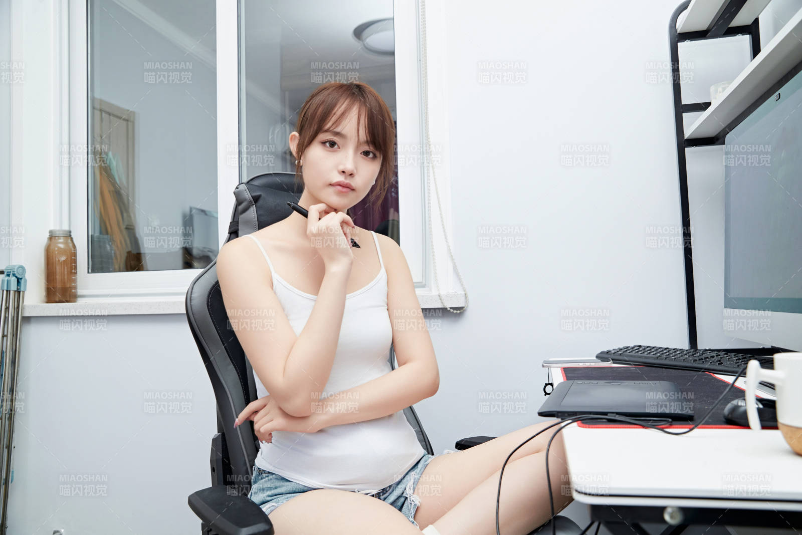 居家在电脑前工作的亚洲少女图片