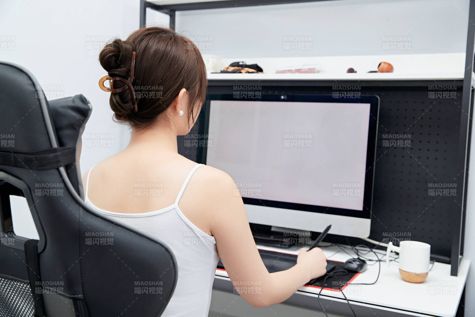 居家在电脑前工作的亚洲少女图片