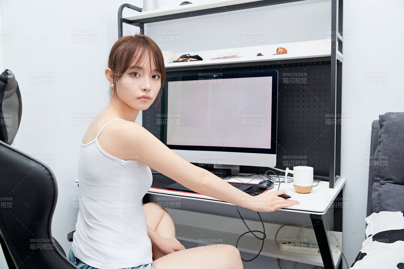 居家在电脑前工作的亚洲少女图片