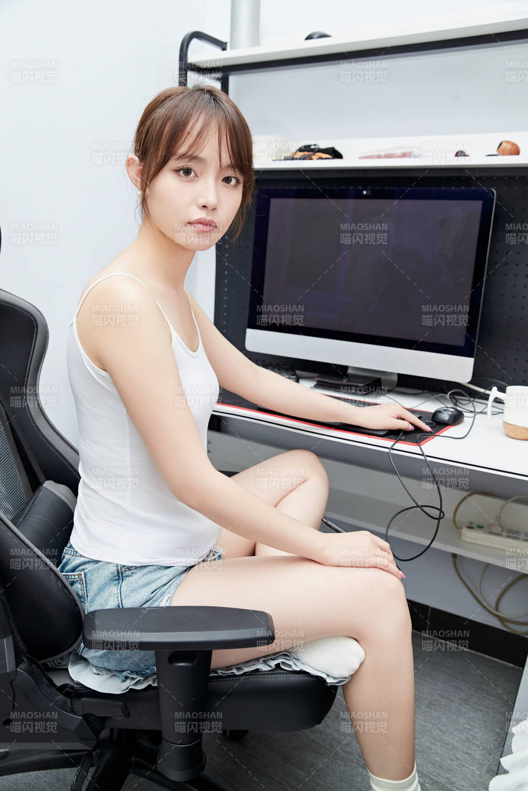 居家在电脑前工作的亚洲少女图片