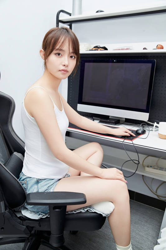 居家在电脑前工作的亚洲少女图片