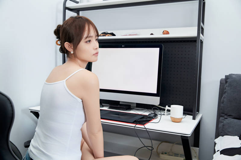 居家在电脑前工作的亚洲少女图片
