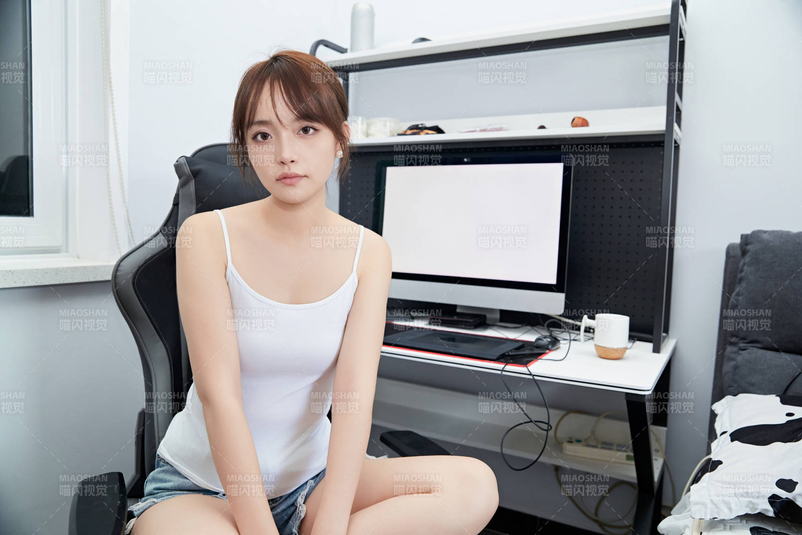 居家在电脑前工作的亚洲少女图片