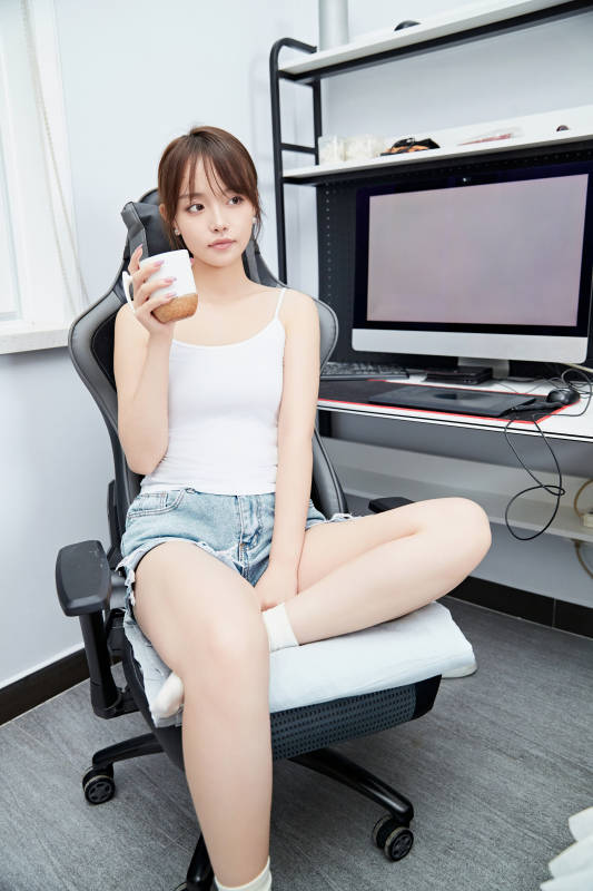 居家在电脑前工作的亚洲少女图片