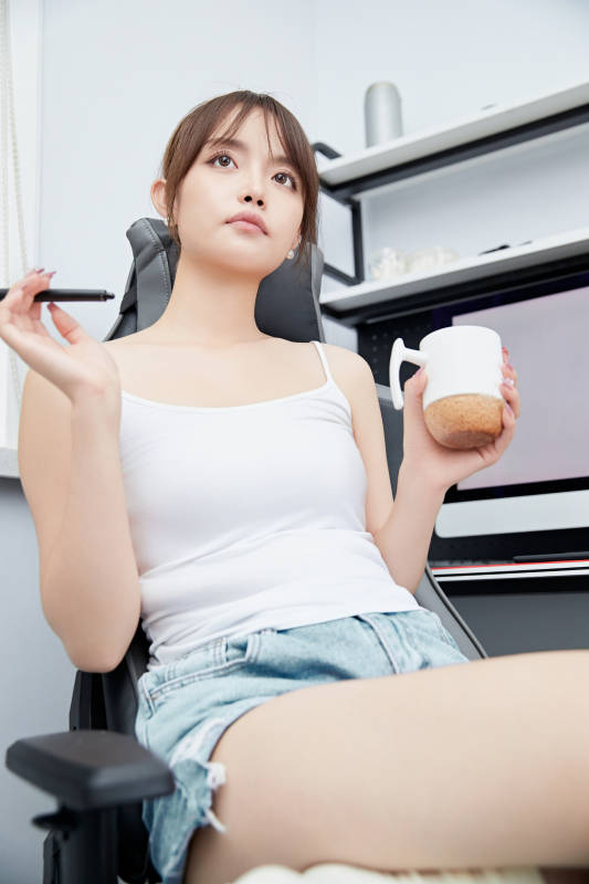 居家在电脑前工作的亚洲少女图片