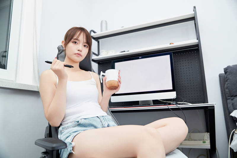 居家在电脑前工作的亚洲少女图片
