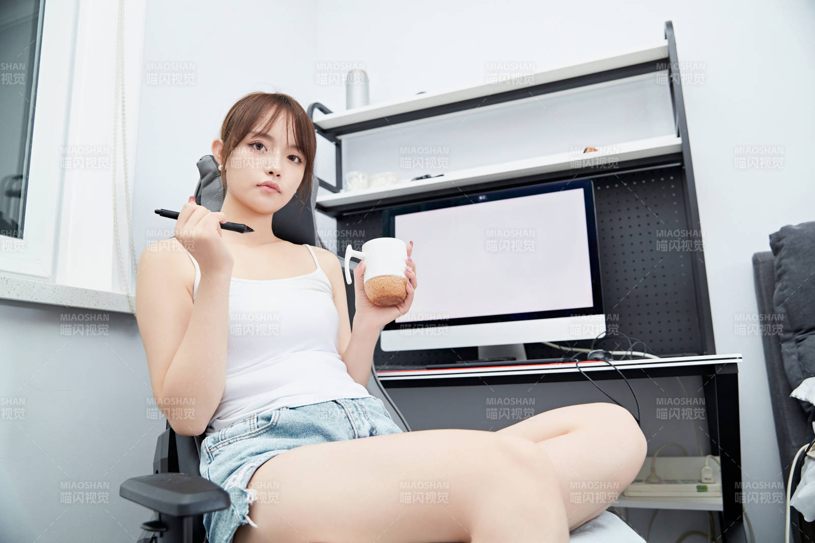 居家在电脑前工作的亚洲少女图片