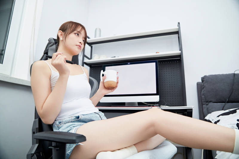 居家在电脑前工作的亚洲少女图片