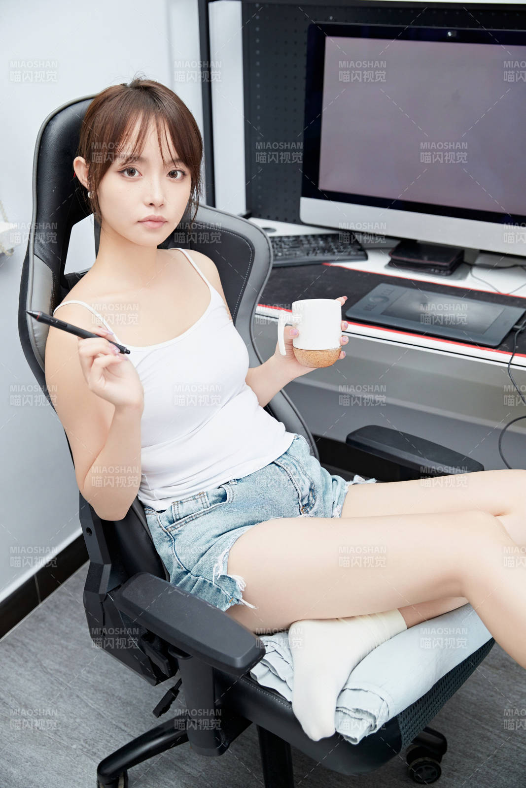 居家在电脑前工作的亚洲少女图片