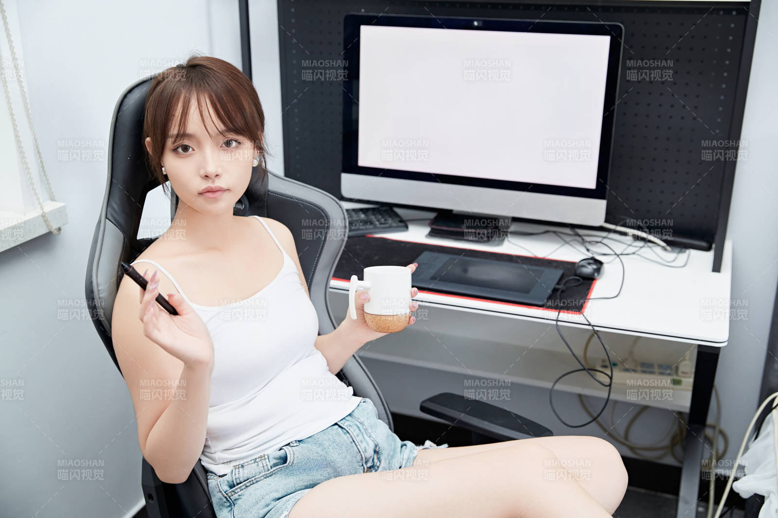 居家在电脑前工作的亚洲少女图片